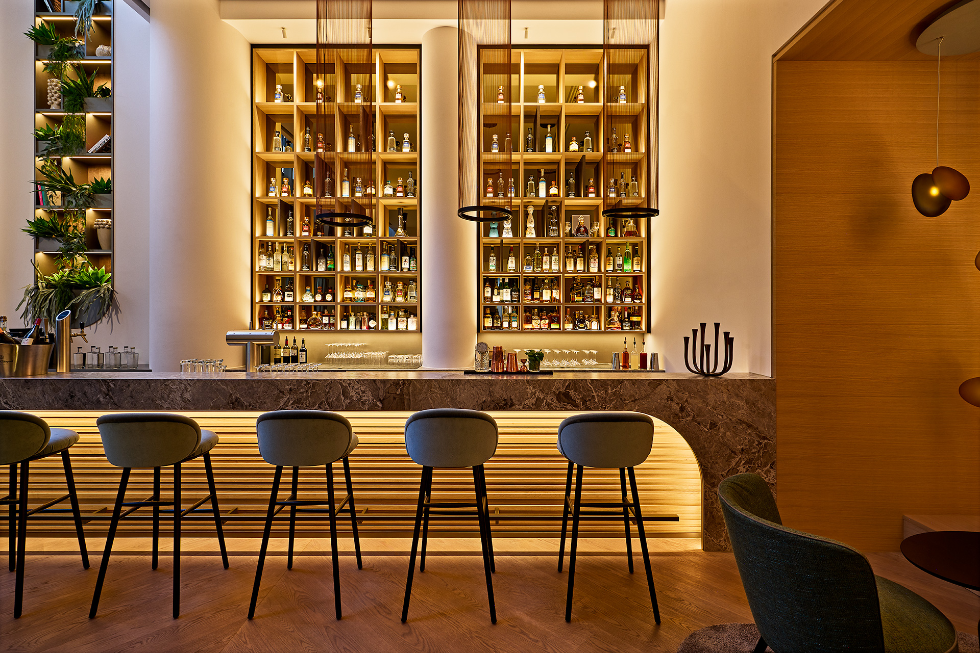 eine Bar mit Hockern und Regalen voller Alkohol